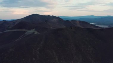 Gün batımında dağların manzarası