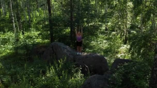 La fille fait du fitness dans la forêt — Video