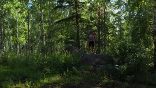 Kız ormanda fitness yapıyor. — Stok video