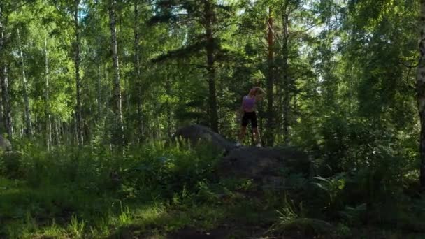 La fille fait du fitness dans la forêt — Video