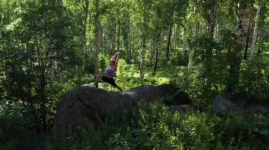 Kız ormanda fitness yapıyor.