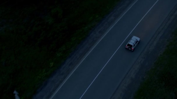 Luftaufnahme eines Autos auf der Straße am Abend — Stockvideo