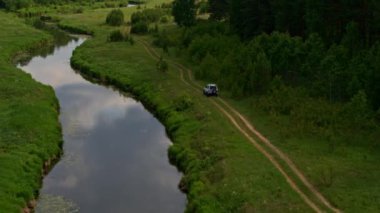 Nehir kıyısındaki bir arabanın hava görüntüsü.