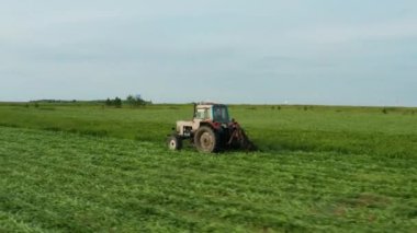 Hava görüntüleme traktörü çimleri alandan kaldırır