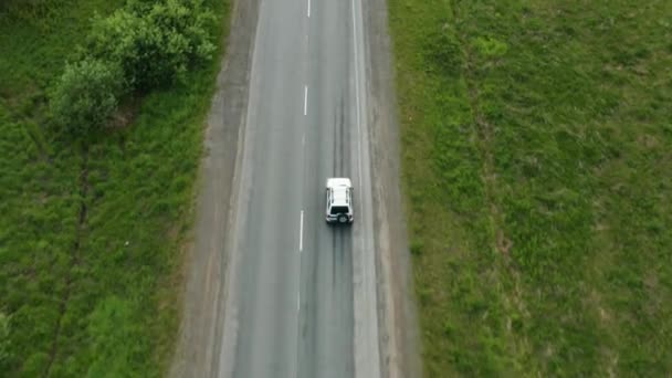 Ovanifrån av en bil som kör på motorvägen — Stockvideo