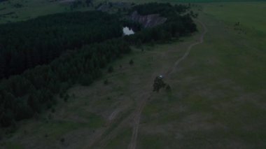 Gün batımında doğada uçan bir arabanın görüntüsü.