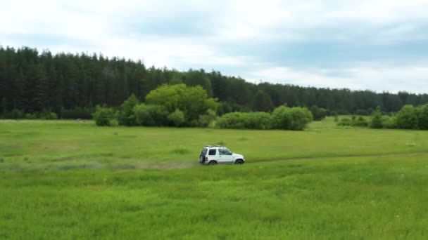 Vista superior de un jeep conduciendo en un camino de tierra en la naturaleza — Vídeo de stock