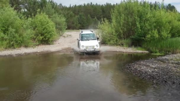 Vista aérea de un jeep cruzando el río — Vídeo de stock