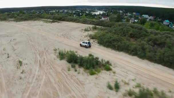 在沙滩上驾驶的汽车的航拍图 — 图库视频影像