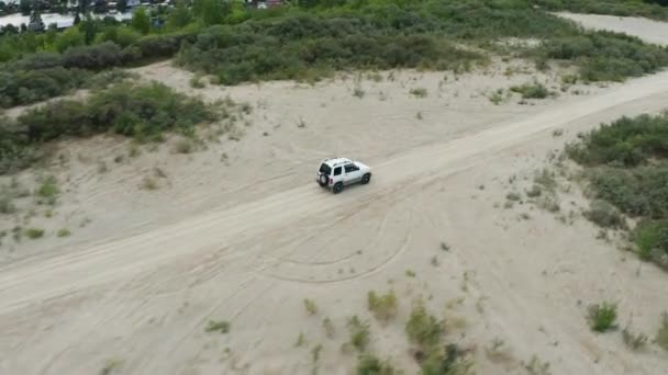 Kum üzerinde giden bir arabanın havadan görünüşü — Stok video