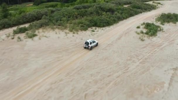 Aerial view of a car driving on sand — Αρχείο Βίντεο