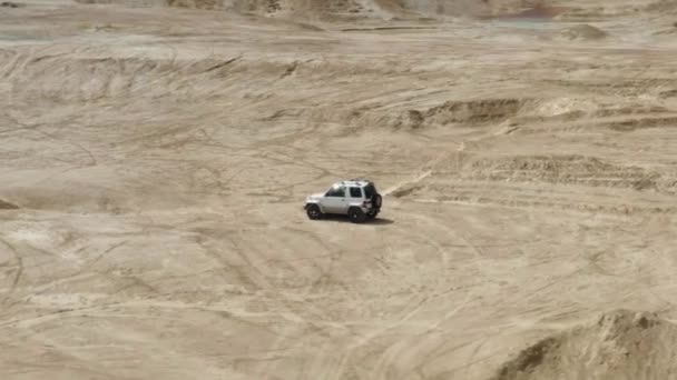 Veduta aerea di una macchina che guida sulla sabbia — Video Stock