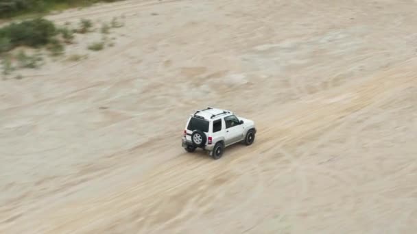 Vista aérea de um carro dirigindo na areia — Vídeo de Stock