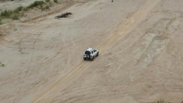 Aerial view of a car driving on sand — Αρχείο Βίντεο