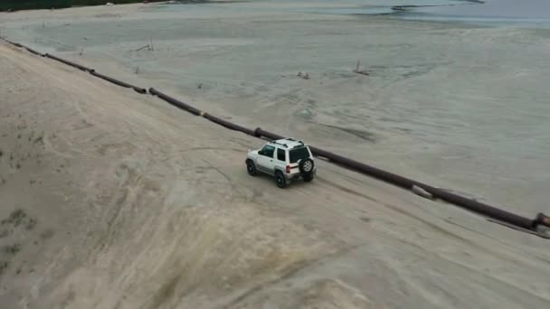 Vista aérea de um carro dirigindo na areia — Vídeo de Stock