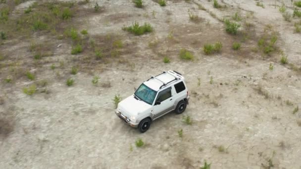 砂の上を走行する車の空中ビュー — ストック動画