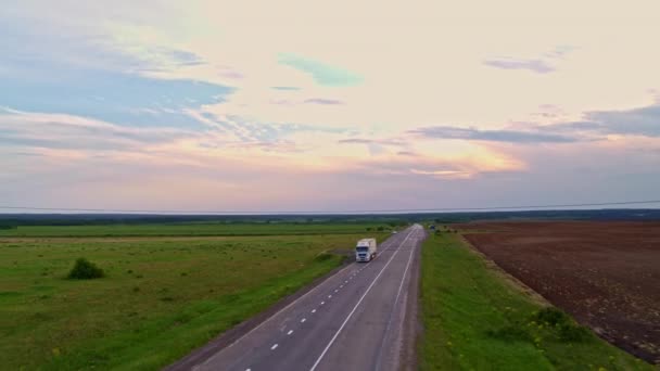 Veduta aerea di un camion in autostrada — Video Stock