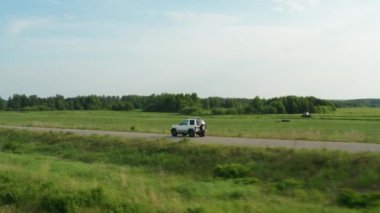 Kırsal yolda giden bir arabanın havadan görünüşü