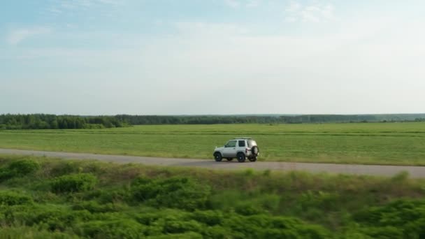 Vista aérea de um carro que conduz numa estrada de campo — Vídeo de Stock