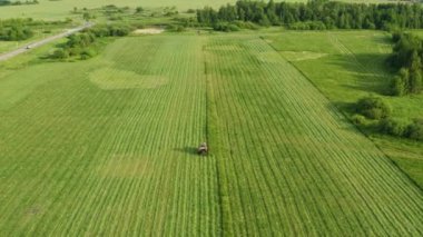 Hava görüntüleme traktörü çimleri alandan kaldırır