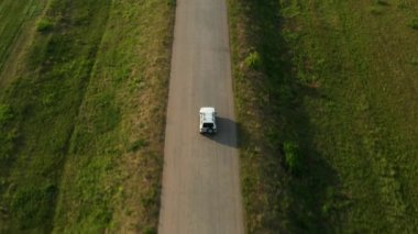 Kırsal yolda giden bir arabanın havadan görünüşü
