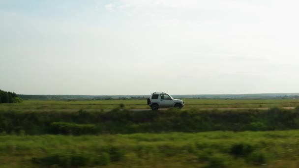 Vista aérea de un coche que conduce por una carretera rural — Vídeo de stock