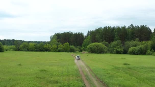 Vista dall'alto di una jeep che guida su una strada sterrata nella natura — Video Stock