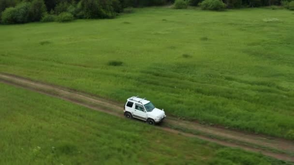 在自然界的土路上开车的吉普车的俯瞰图 — 图库视频影像