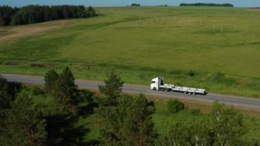Otobanda bir kamyonun havadan görüntüsü.