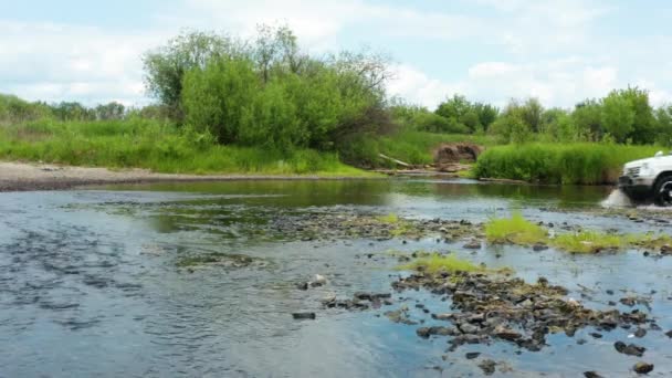 Vue aérienne d'une jeep traversant la rivière — Video