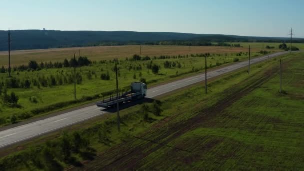 Flygfoto av en lastbil på motorvägen — Stockvideo
