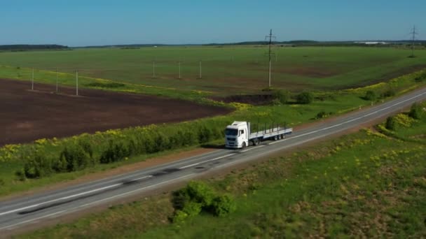 Luchtfoto van een vrachtwagen op de snelweg — Stockvideo