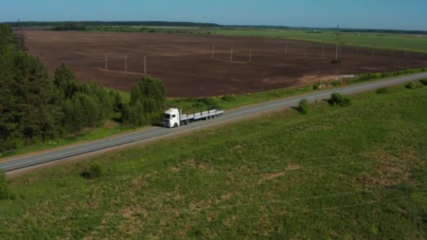 Veduta aerea di un camion in autostrada — Video Stock
