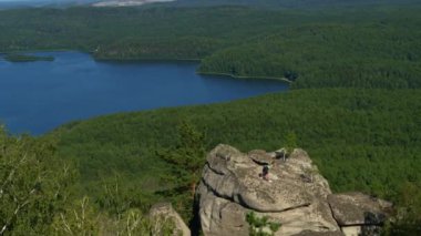 Kız doğada yoga ve spor yapıyor.