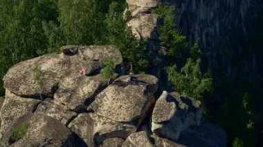 Kız doğada yoga ve spor yapıyor.