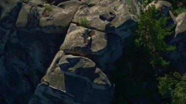 Kız doğada yoga ve spor yapıyor.