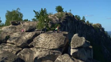 Kız doğada yoga ve spor yapıyor.