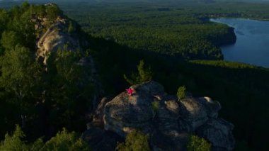 Kız doğada yoga ve spor yapıyor.