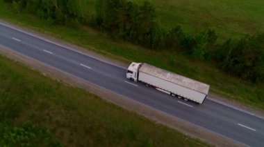 Otobanda bir kamyonun havadan görüntüsü.