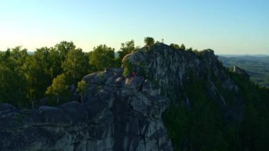 Kız doğada yoga ve spor yapıyor.
