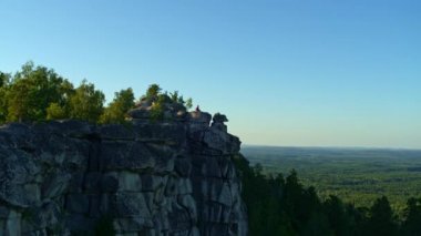 Kız doğada yoga ve spor yapıyor.