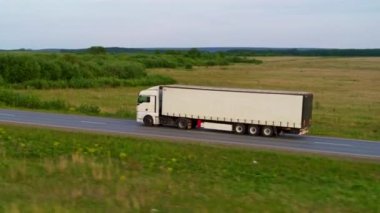 Otobanda bir kamyonun havadan görüntüsü.
