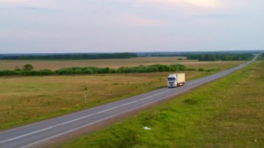 Otobanda bir kamyonun havadan görüntüsü.