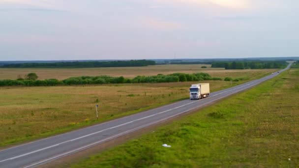 高速道路上のトラックの空中ビュー — ストック動画