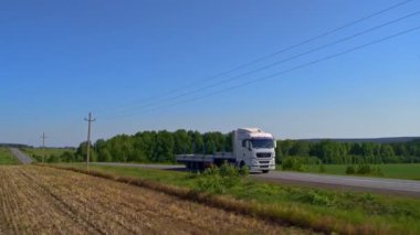 Doğada otoyolda bir kamyonun havadan görüntüsü.