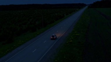 Akşamları bir arabanın hava manzarası.