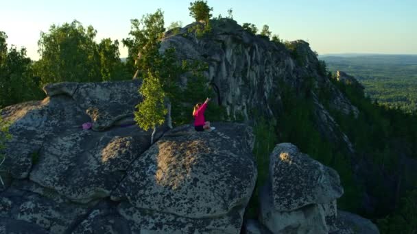 A menina faz ioga e fitness na natureza — Vídeo de Stock
