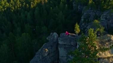 Kız doğada yoga ve spor yapıyor.