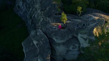 Kız doğada yoga ve spor yapıyor.