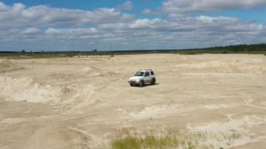 Kum üzerinde giden bir arabanın havadan görünüşü